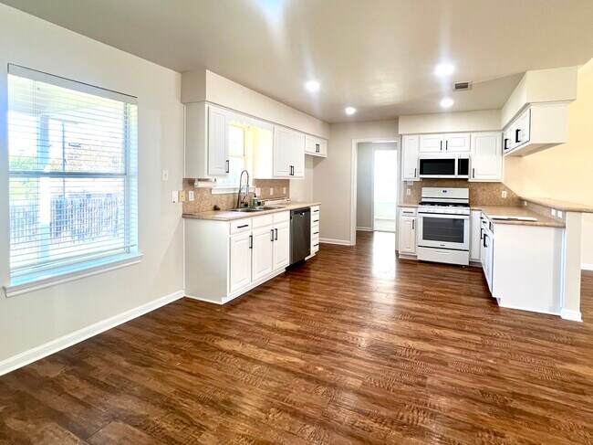 Building Photo - 527 N Avenue Y