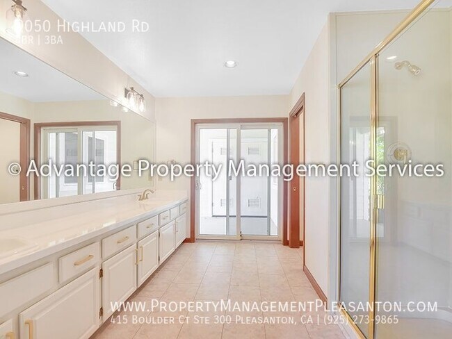 Building Photo - Unique 4 Bed / 3 Bath 3,484 Sq Ft Home off...