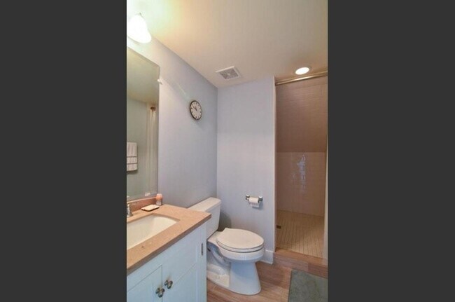 Building Photo - Charming 3-story Home in the Heart of Down...