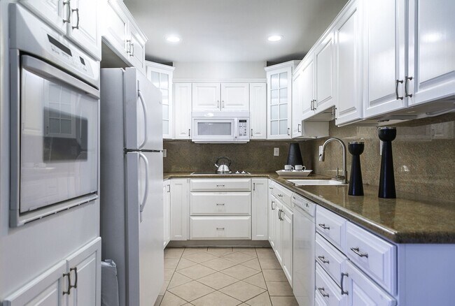 Kitchen - 723 Palisades Beach Rd