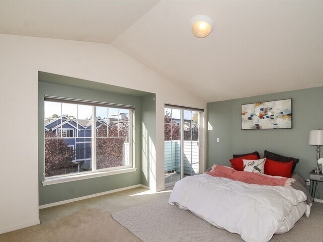 Building Photo - Fabulous Green Lake Townhome