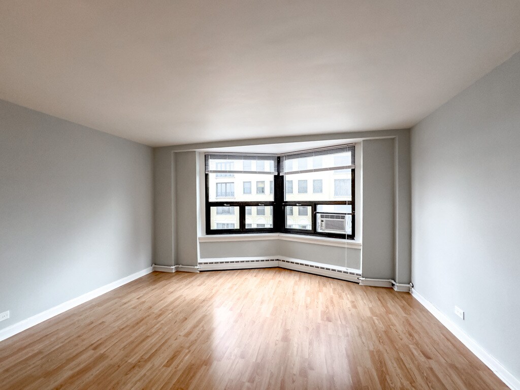 Building Photo - 429 W Wellington Ave