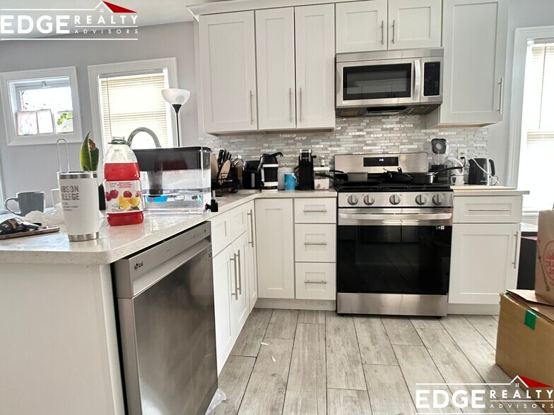 Building Photo - 36 Elmira St
