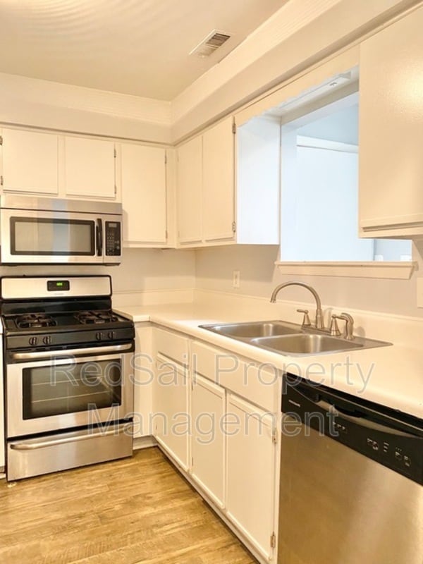 Building Photo - 23 Riverchase Dr