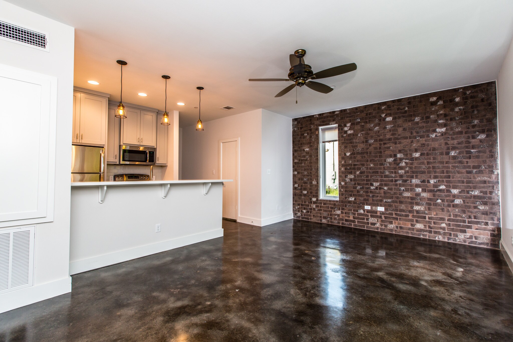 Building Photo - 905 W Austin St