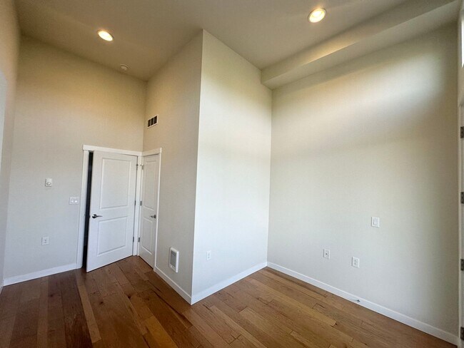 Building Photo - Modern 3-bed, 2.5-bath Townhome in Lake Forrest Park!
