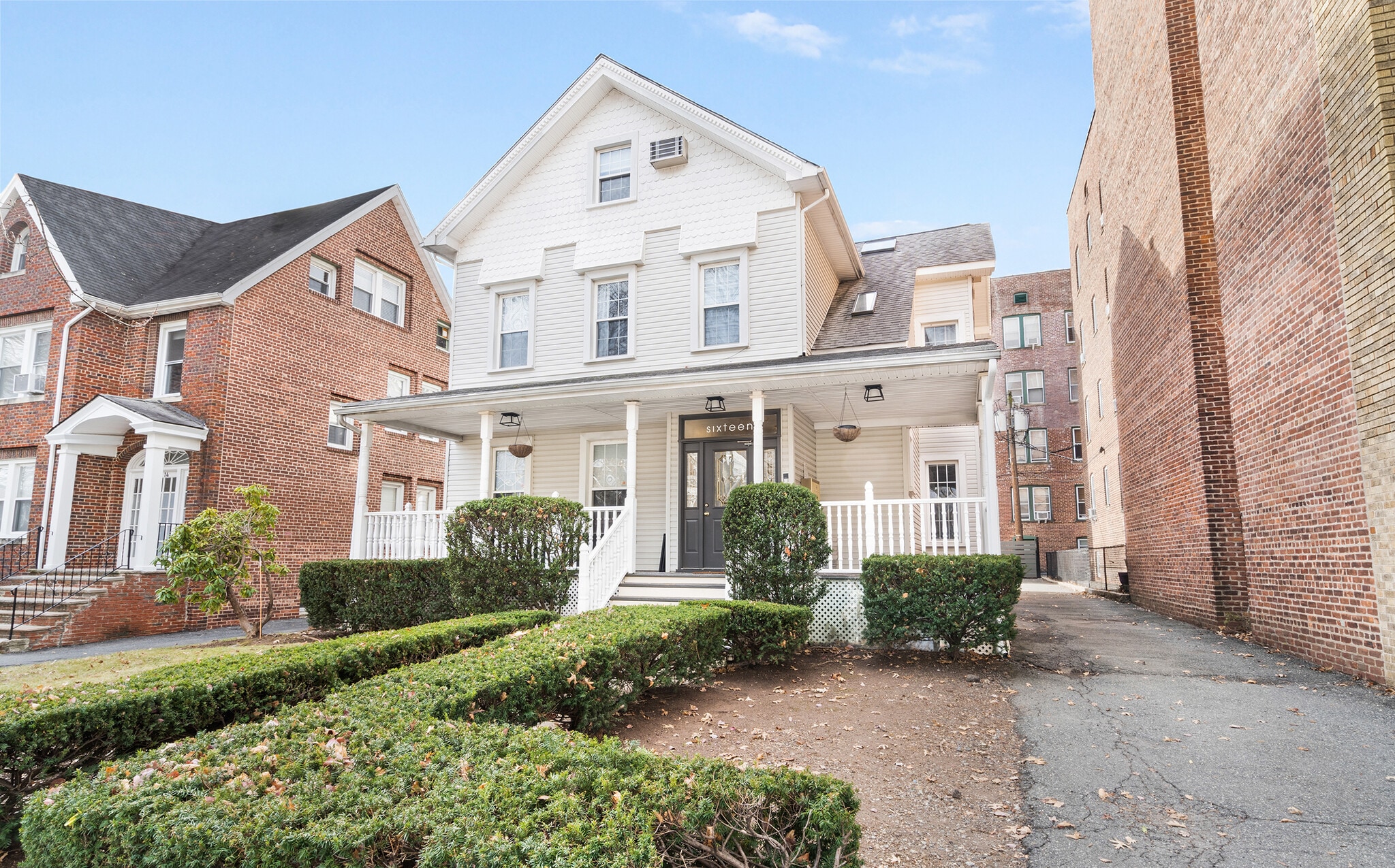 Front of building, 3 apartments, 1 per floor - 16 Union St
