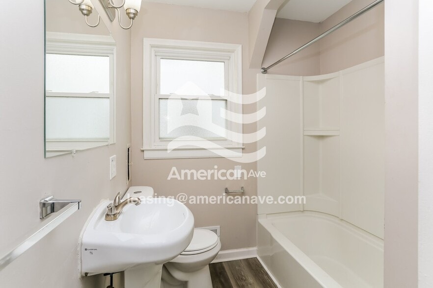 Building Photo - 1807 Giant St