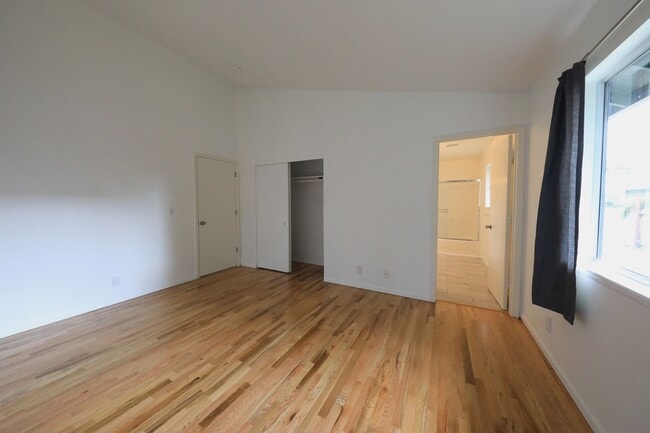 Building Photo - Spacious 3/2 in quiet neighborhood
