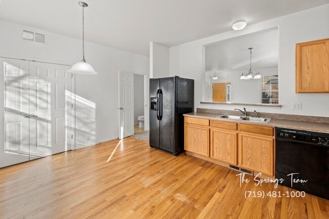 Building Photo - SPACIOUS 3BD/2.5BA TOWNHOME at THE BLUFFS AT SPRING CREEK with A/C **$500 move-in credit with a 1...