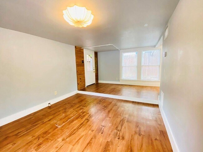 Building Photo - 2102 Brackenridge St