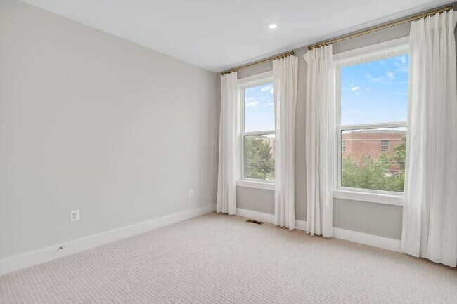 Building Photo - Expansive 3-Bedroom Condo featuring 2.5 Bathrooms and 2,345 Sq. Ft. of Comfort in Richmond!