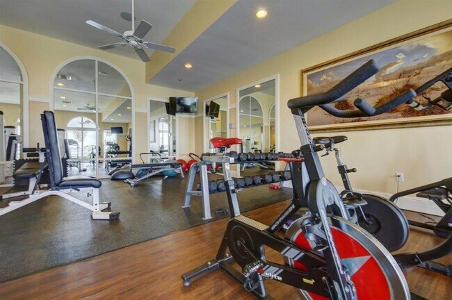 Building Photo - 521 Mandalay Ave