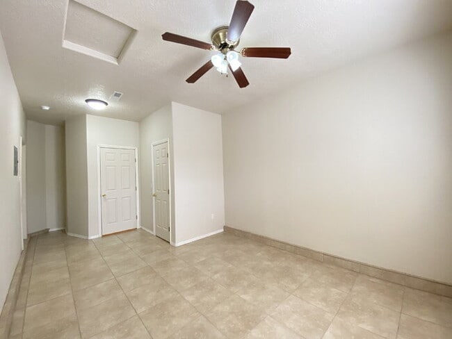 Building Photo - Large 5BR/2Story w/Balcony - Northern Meadows