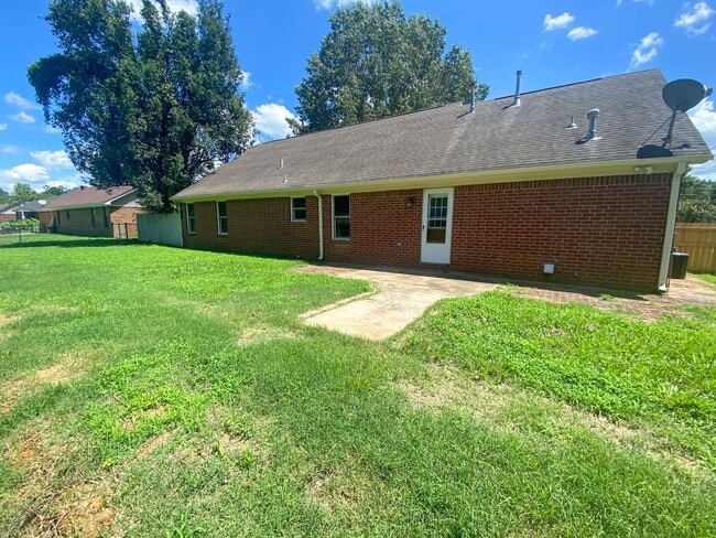 Building Photo - 4 bed, 2 bath spacious home on large lot i...