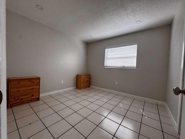 Building Photo - 933 SW 16th Pl