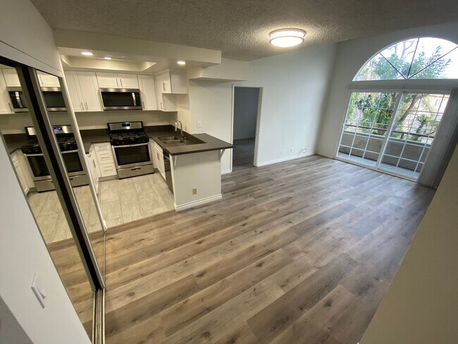 Building Photo - 5259 Cartwright Ave