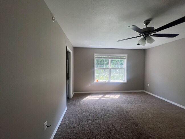 Building Photo - Cute town house with lawncare included!