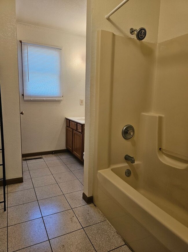 Building Photo - Three Bedroom Two Bath Townhouse