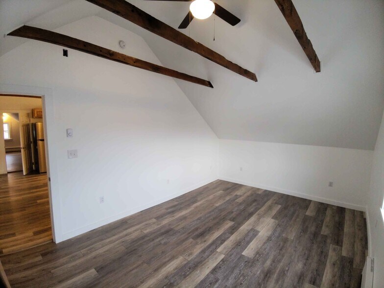 Style G1: 2 bedrooms / 1 bath, historic renovation, exposed beams and vaulted ceilings - 21 Depot St