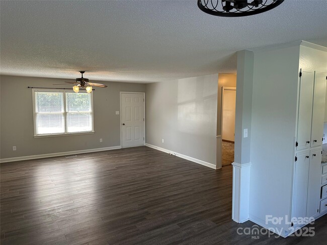 Building Photo - 147 Sinclair Rd