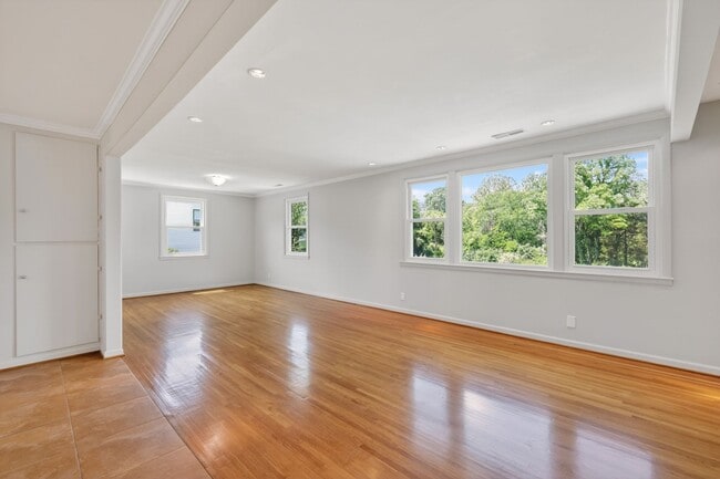 Building Photo - Multi-Generation West Meade Home