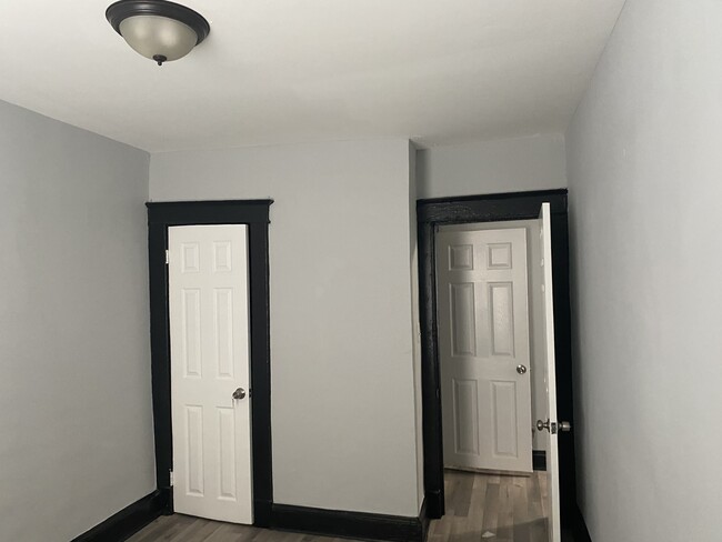 Building Photo - 906 N Rosedale St