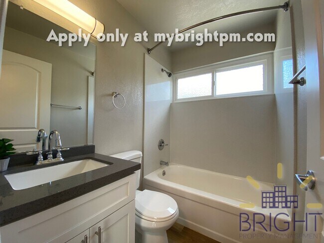 Building Photo - Recently Renovated 2 Bedroom 1 Bath, Two-Level Apartment-Great Midtown location!