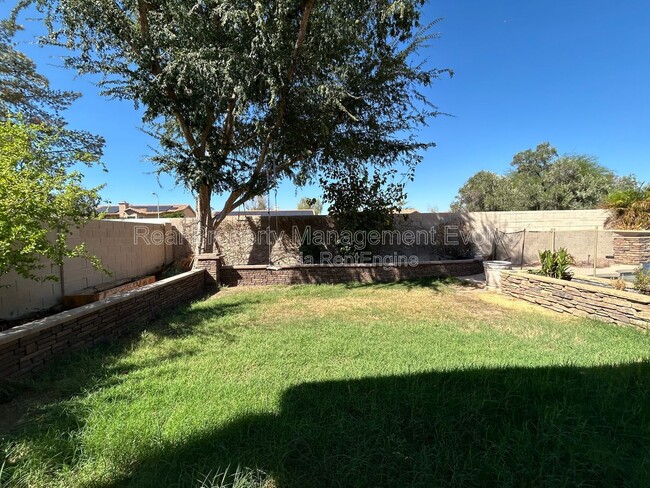 Building Photo - 774 E Maria Ln