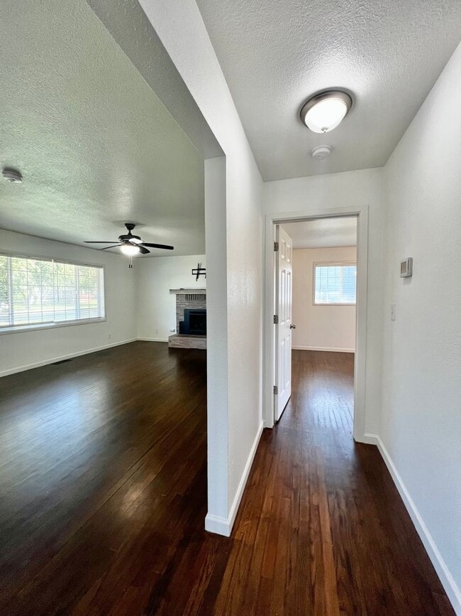 Building Photo - 3 Bedroom, 2 bath house