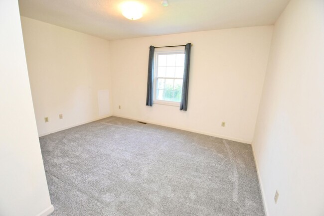 Building Photo - Large executive home in Granger IN