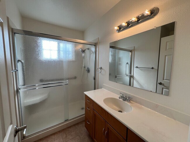 Building Photo - Updated 3 bedroom single story in Manteca!