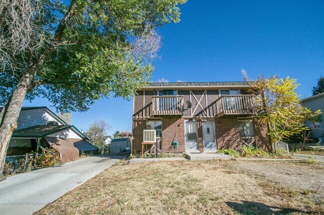 Building Photo - $1,695.95 - 2 Bed, 1 Bath Townhome In Denver with In Unit Laundry!