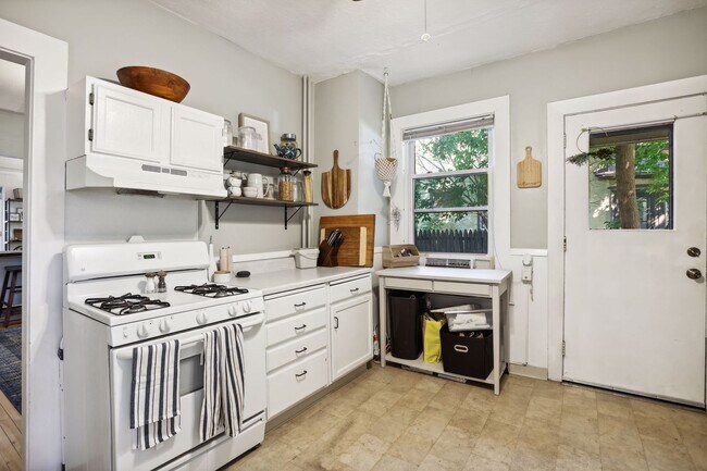 Building Photo - 1709 Fillmore St NE
