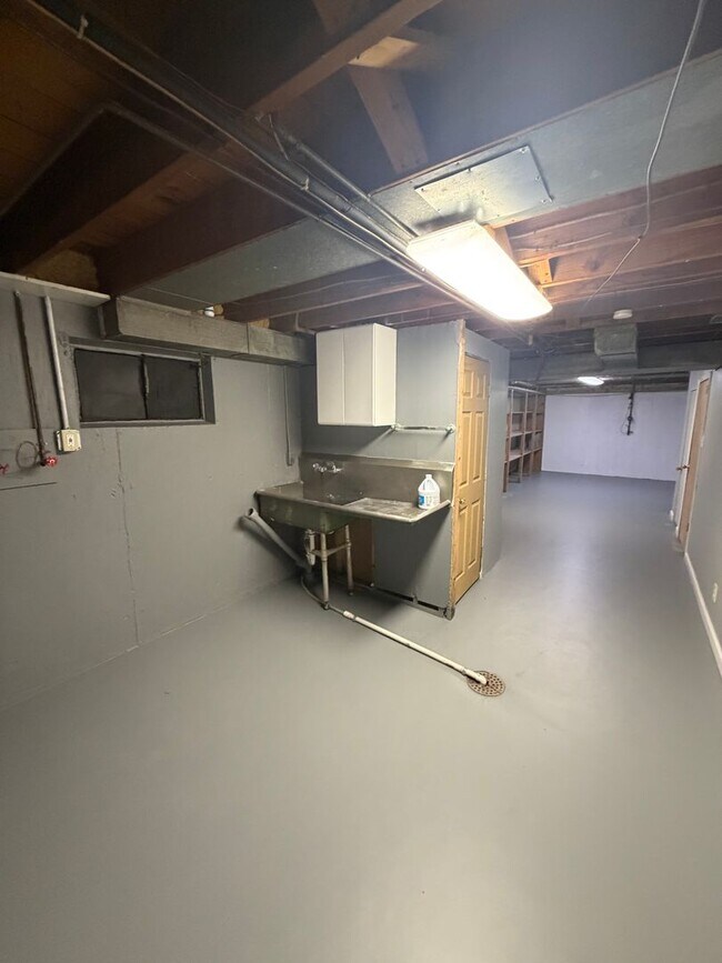 Building Photo - 1315 Mendell Dr