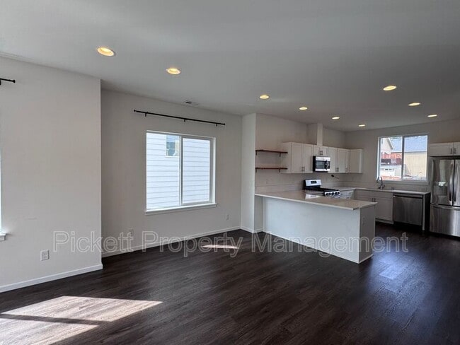 Building Photo - 814 NW Highgarden Dr