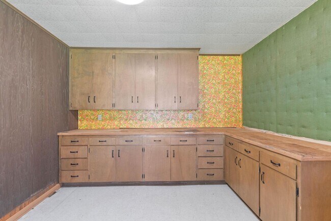 Building Photo - Quaint, inviting 4-bdrm/2-bath home in Cloverdale. Serene living, huge yard, covered patio