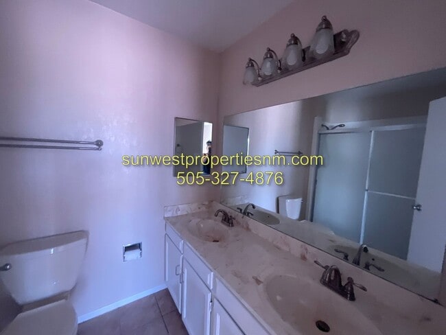 Building Photo - 3 bedroom, 2.5 Bath Condo for Rent