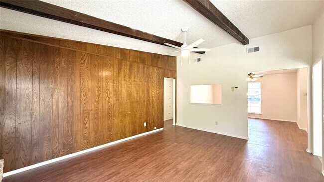 Building Photo - 10105 Oak Hollow Dr