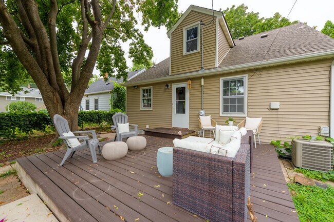 Building Photo - Lovely 3 Bedroom Home in Minneapolis