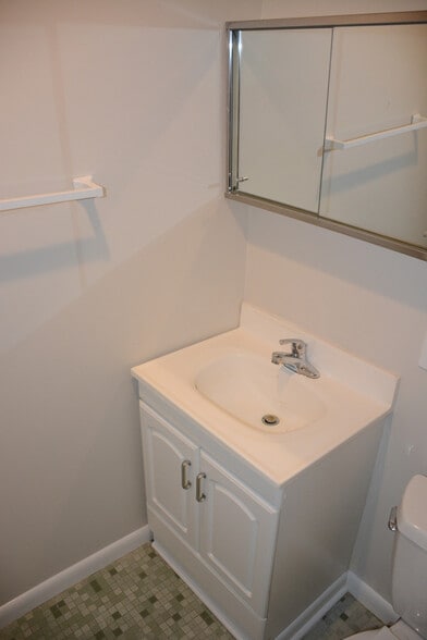 Building Photo - 217 Victor Pkwy Unit F