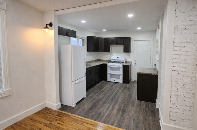 Building Photo - 402 4th St S