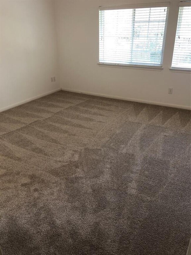 Building Photo - 102 N Queenscliff Cir