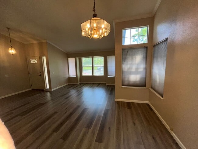 Building Photo - 3 Bed | 2 bath | 1620 SF | 2 Car Garage | Single Story | Tenant pays $175 for WS&G | Includes Gar...