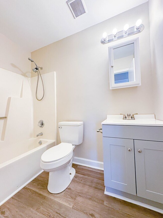 Building Photo - 3 Bedroom 2 Bathroom Home- Small Pets Okay