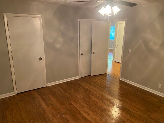 Building Photo - 11 Oak St