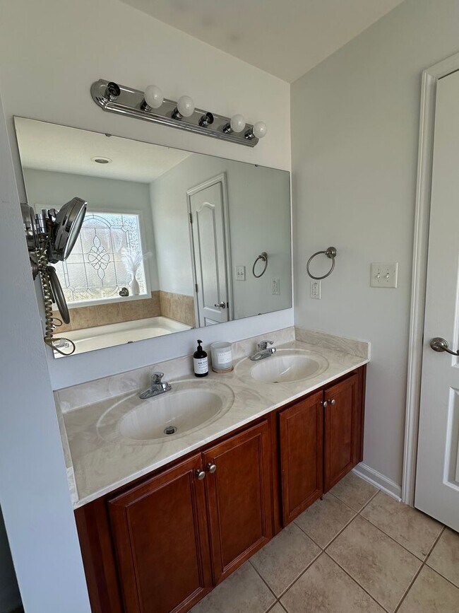 Building Photo - NEW LISTING!!!! Dont Miss Out