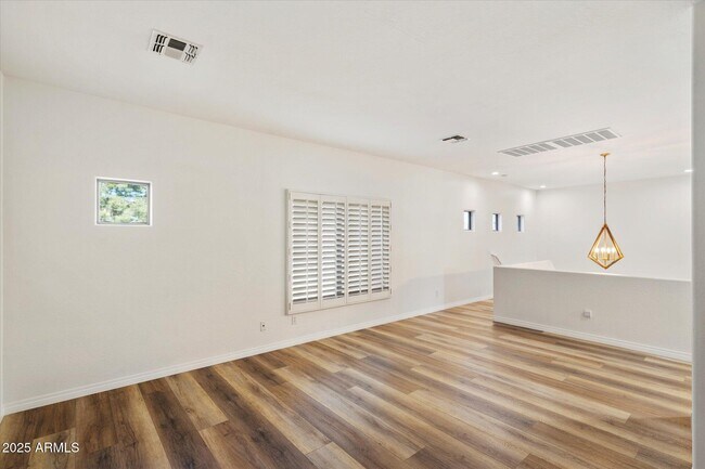 Building Photo - 1925 W Olive Way