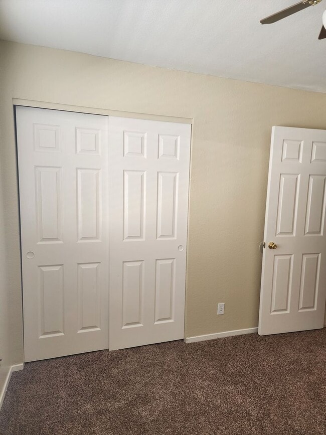 Building Photo - 3 Bedroom 2 Bath in HOA Community with Com...