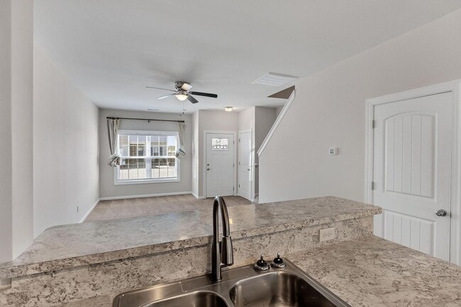 Building Photo - Holly Ridge End Unit Town Home Available!